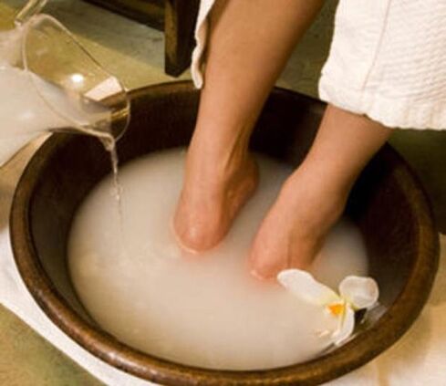 Shower with vinegar to get rid of foot fungus