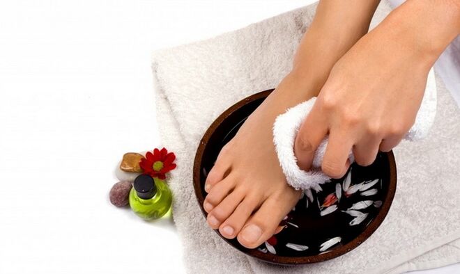 fungus compress on the skin of the feet